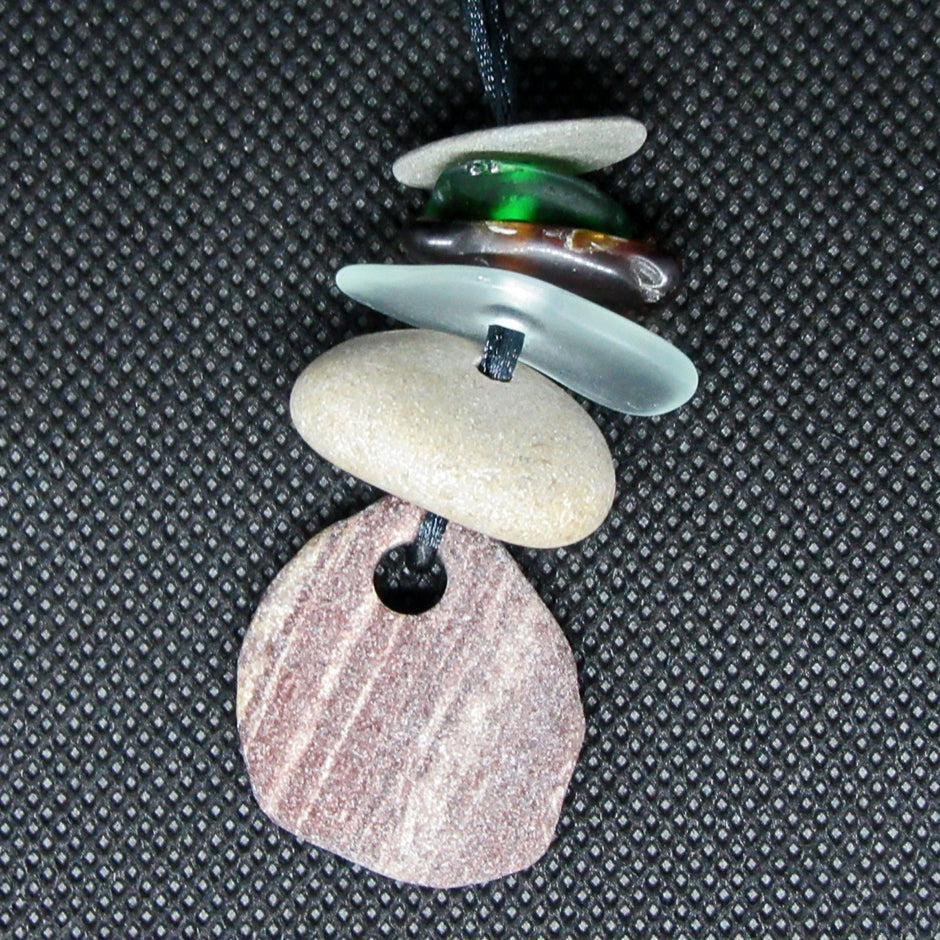 Kette aus unpolierten Kieseln und Seeglas, 85 cm