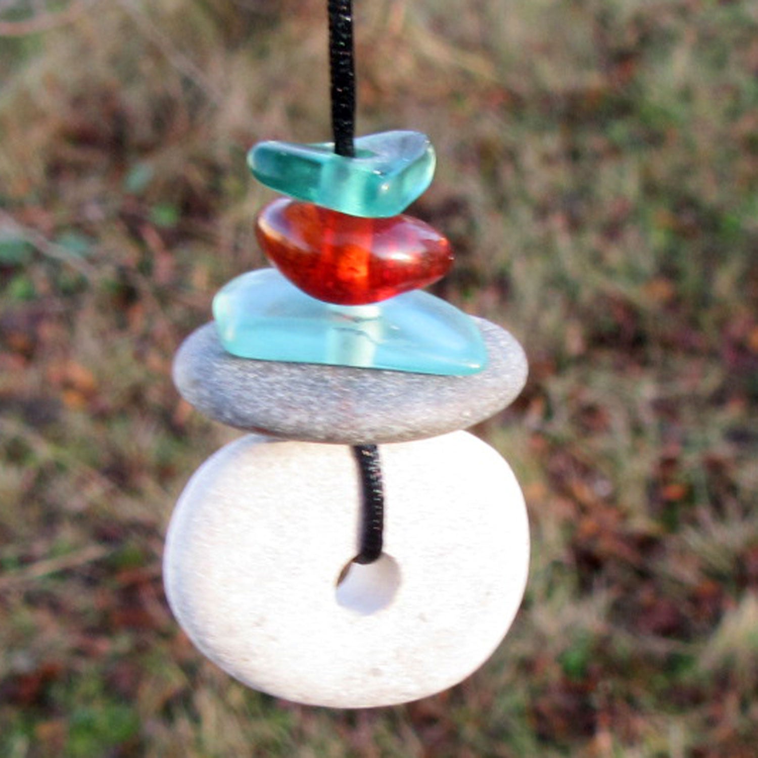 Kette aus Kieseln mit Bernstein und grünem Seeglas