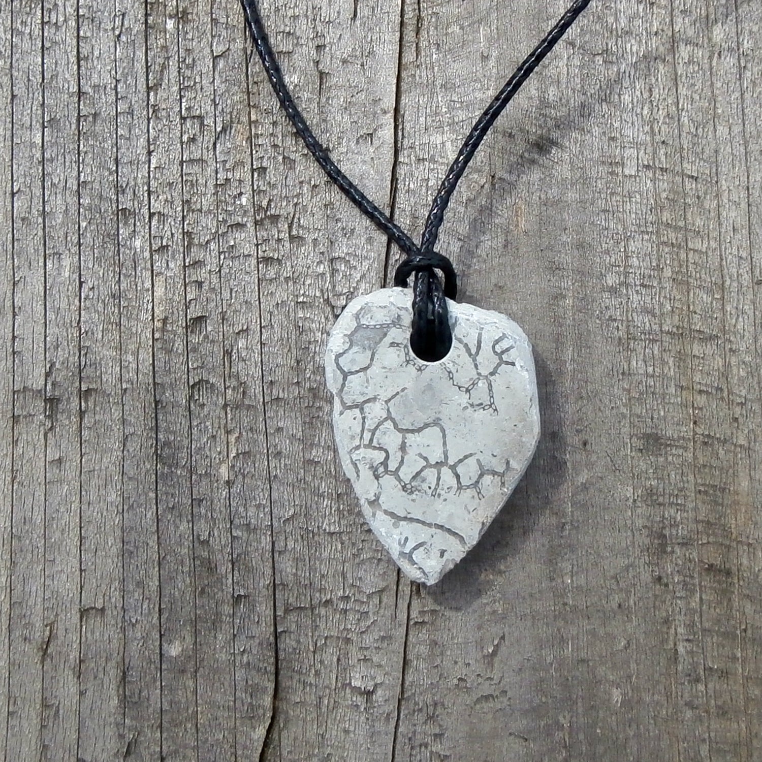 Einzelstück: Anhänger aus polierter Kettenkoralle