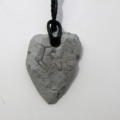 Einzelstück: Anhänger aus polierter Kettenkoralle