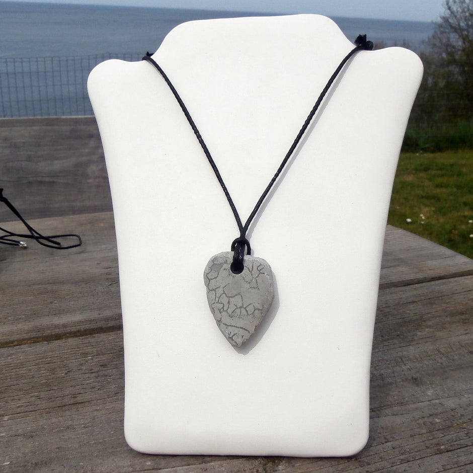 Einzelstück: Anhänger aus polierter Kettenkoralle