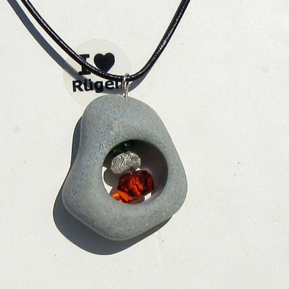 Bernsteinperle mit Seeglas und Silber im Kiesel von Rügen