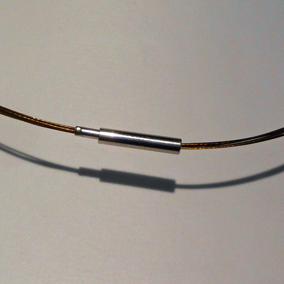 Drahtcollier aus braunen Kieseln und Silberperlen