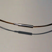 Drahtcollier aus braunen Kieseln und Silberperlen