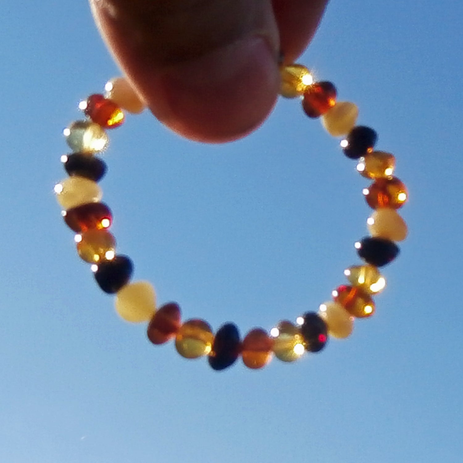 Schönes Kinderarmband mit Bernsteinen, bunt