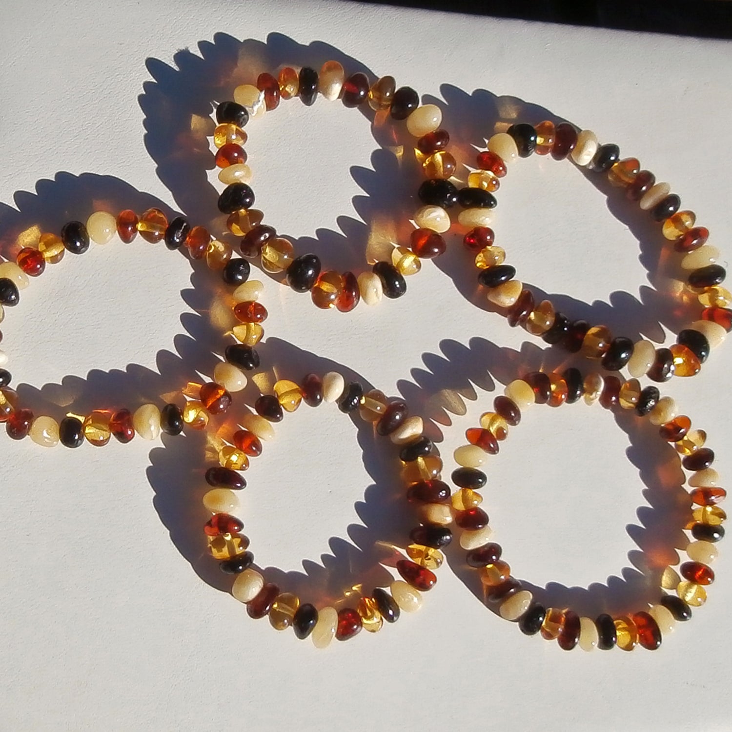 Schönes Kinderarmband mit Bernsteinen, bunt