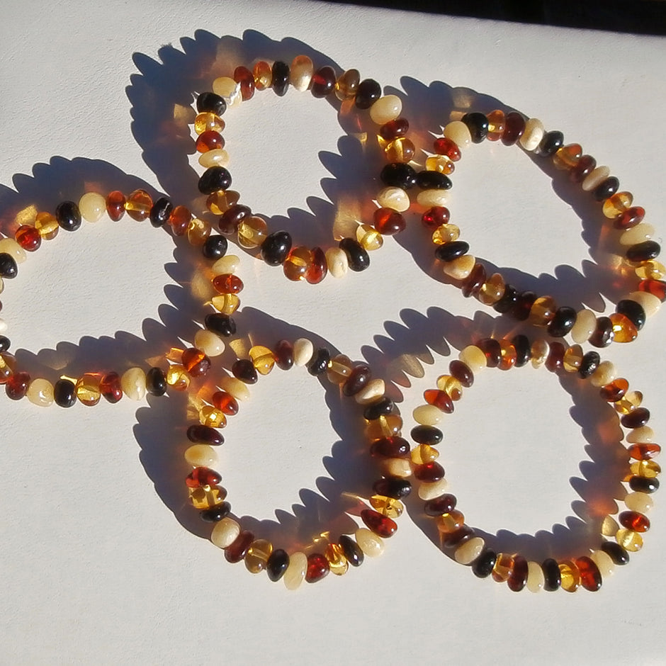 Schönes Kinderarmband mit Bernsteinen, bunt