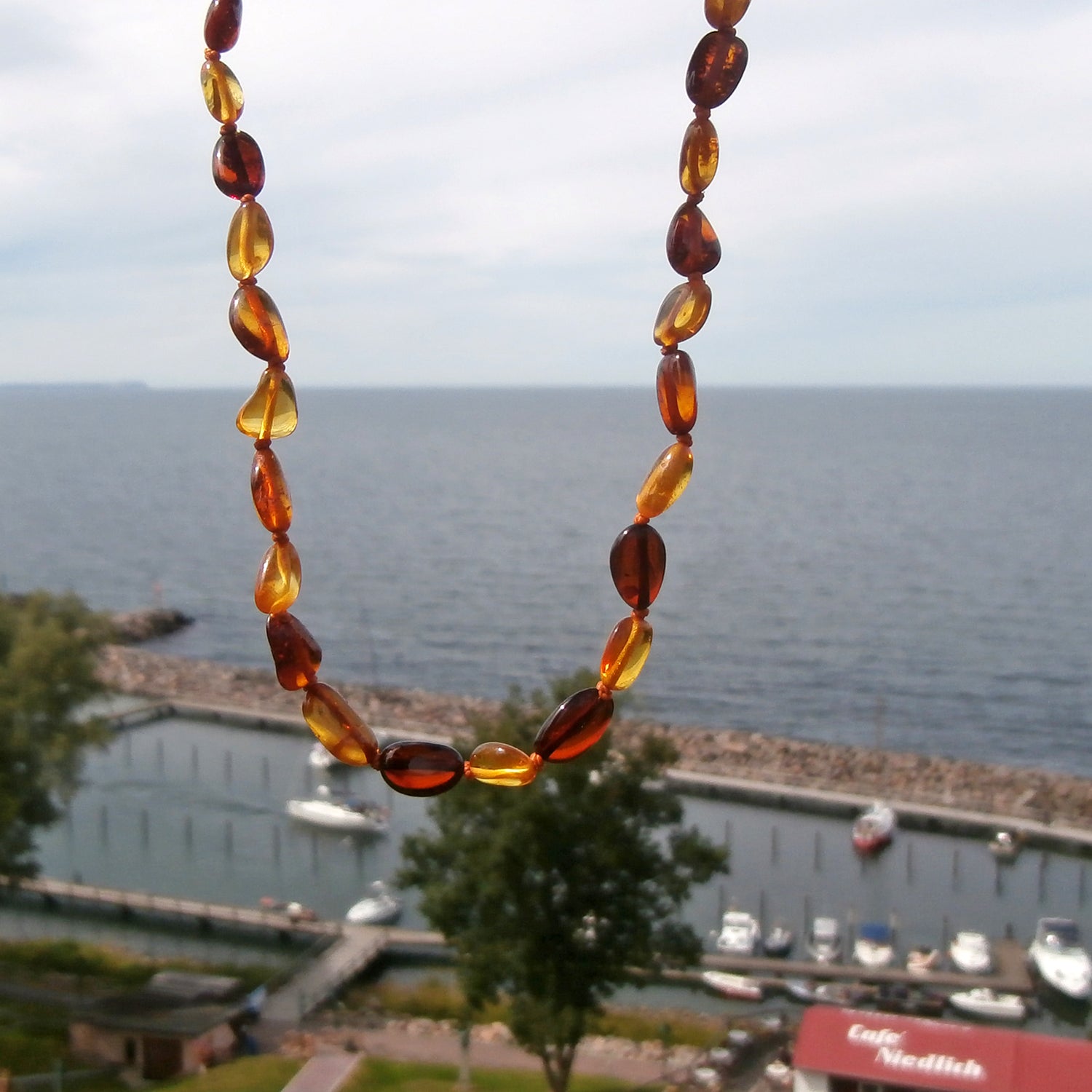 Einzelstück: Kinderkette aus polierten Bernsteinbohnen