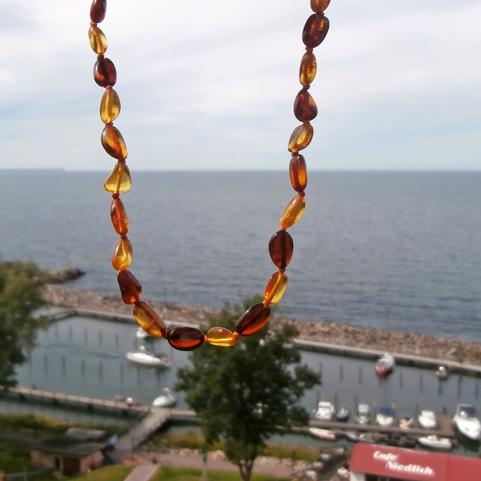 Einzelstück: Kinderkette aus polierten Bernsteinbohnen
