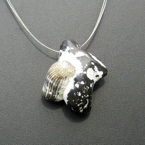 Einzelstück: Anhänger mit Koralle auf Feuerstein von Rügen