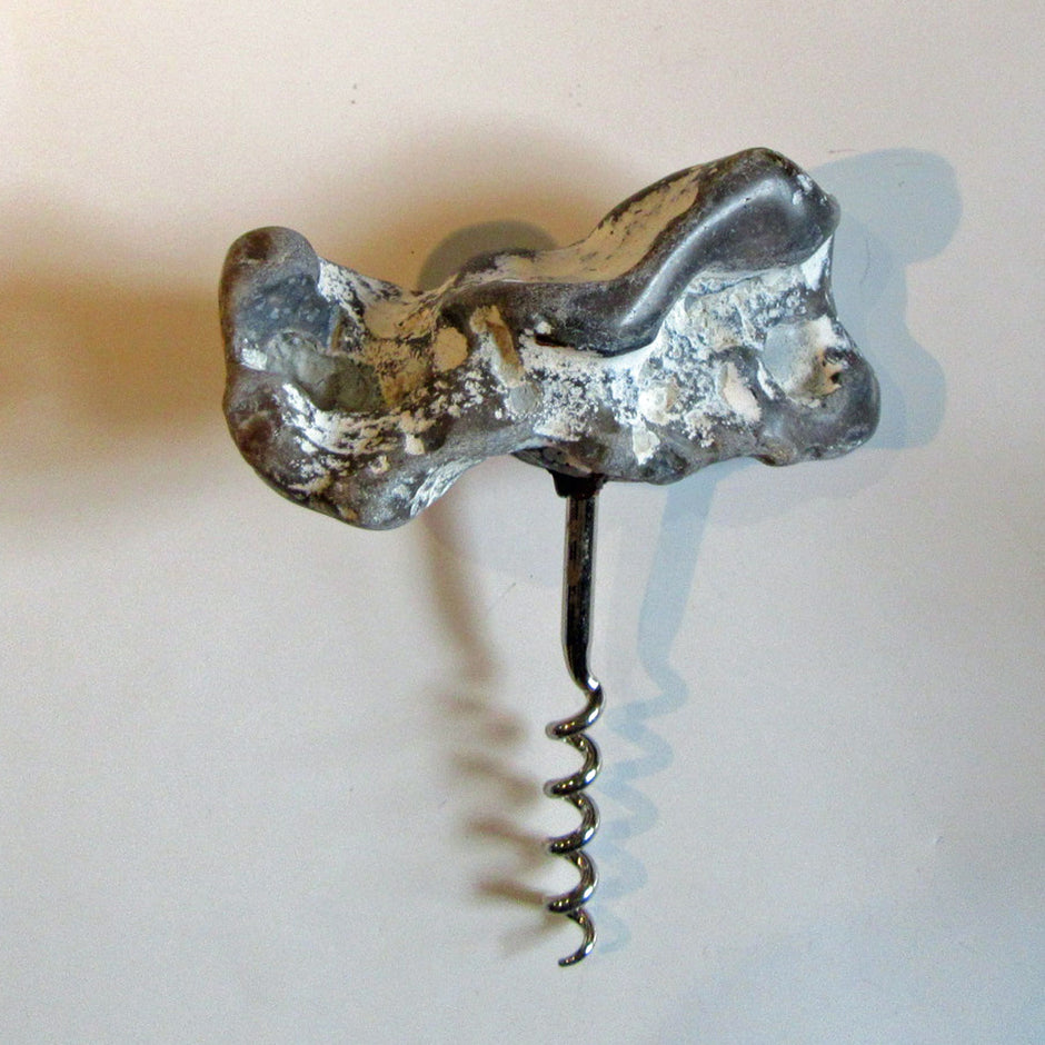 Rustikaler Korkenzieher mit Hühnergott aus Feuerstein