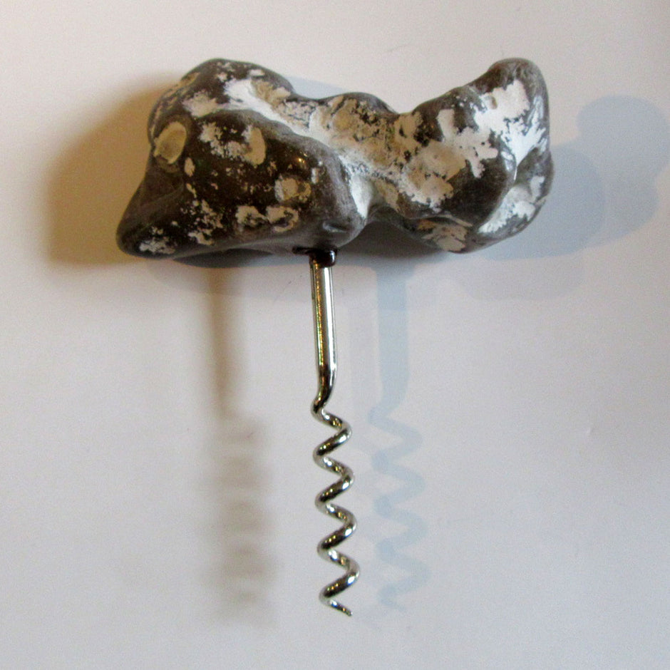 Rustikaler Korkenzieher mit Hühnergott aus Feuerstein