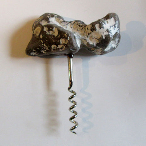 Rustikaler Korkenzieher mit Hühnergott aus Feuerstein