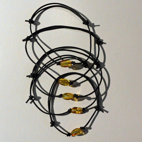 Einfaches Armband mit kleinem, ovalem Bernstein