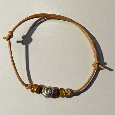 Lederarmband mit Bernsteinperlen und Silber-Schnecke