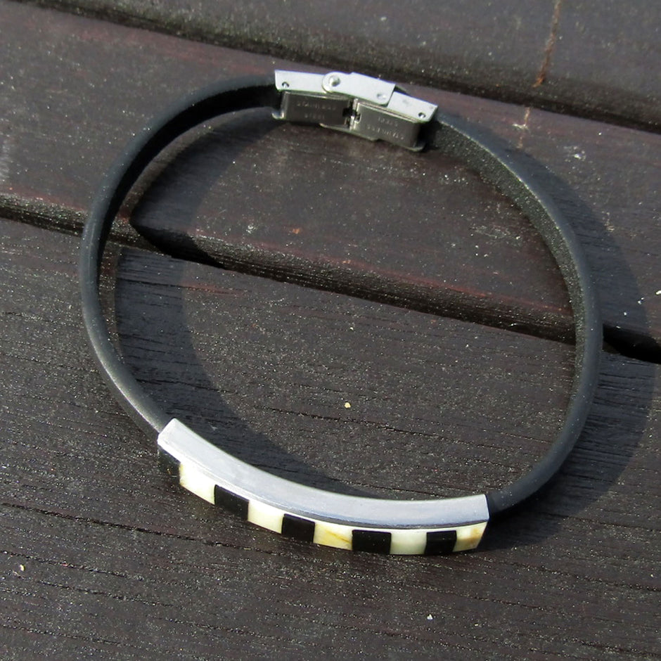 Elegantes Lederarmband mit Bernsteinintarsien, Unikat