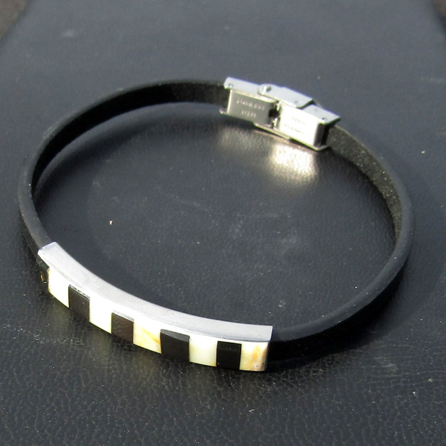 Elegantes Lederarmband mit Bernsteinintarsien, Unikat