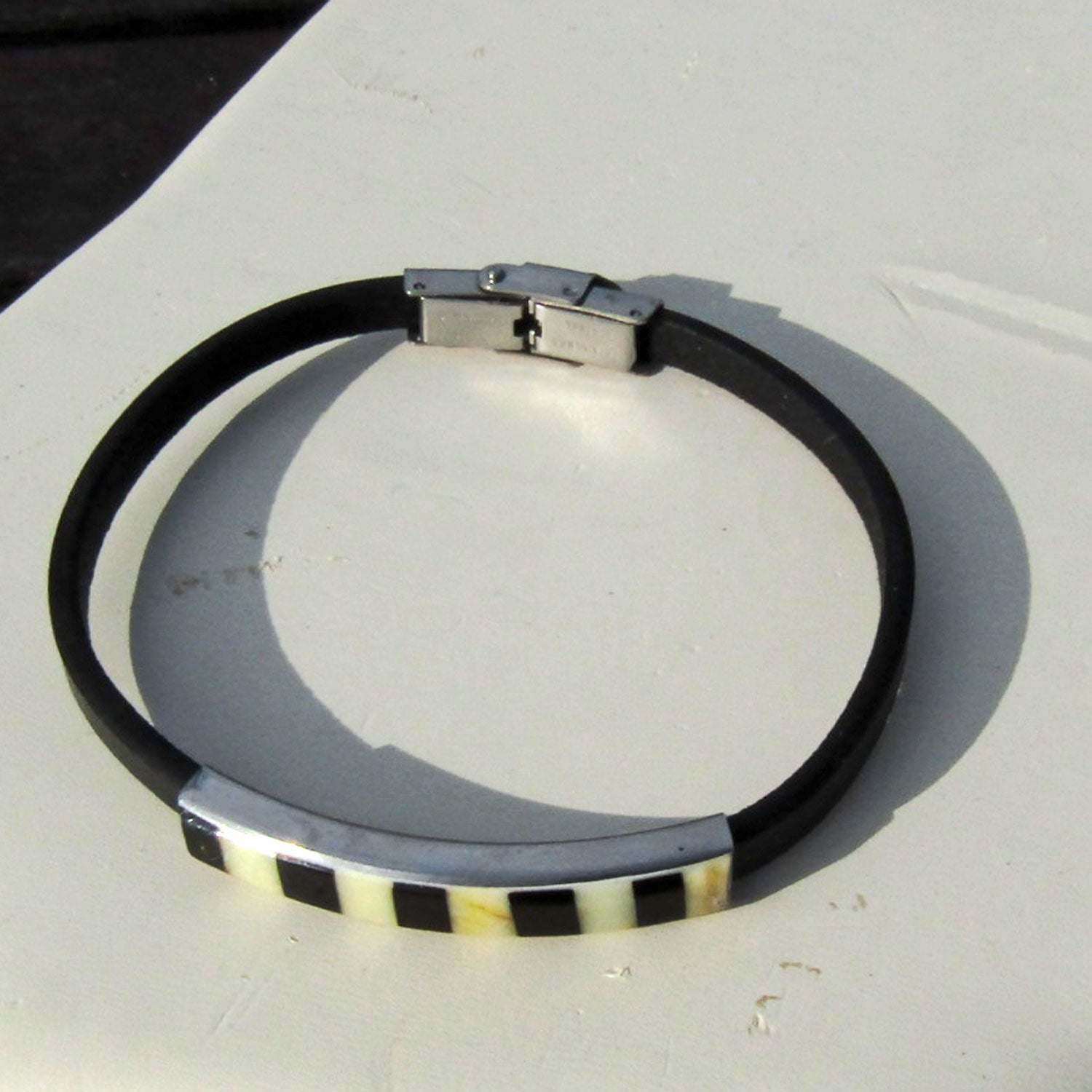 Elegantes Lederarmband mit Bernsteinintarsien, Unikat