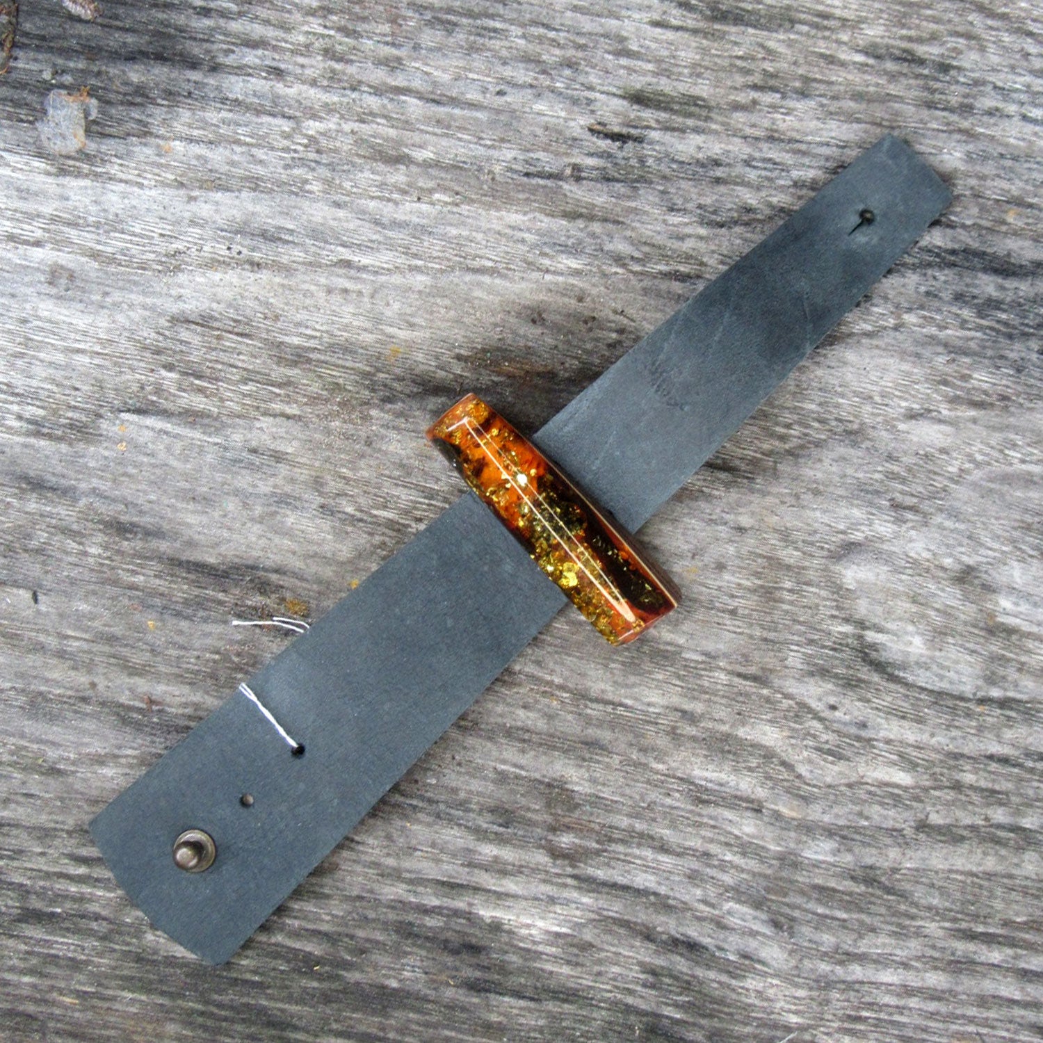 Wunderschönes schwarzes Lederarmband mit einemedlen, poliertenBernstein / SUPER HANDARBEIT !!