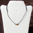 Schwarzes Ledercollier mit buntem Bernstein – Unikat