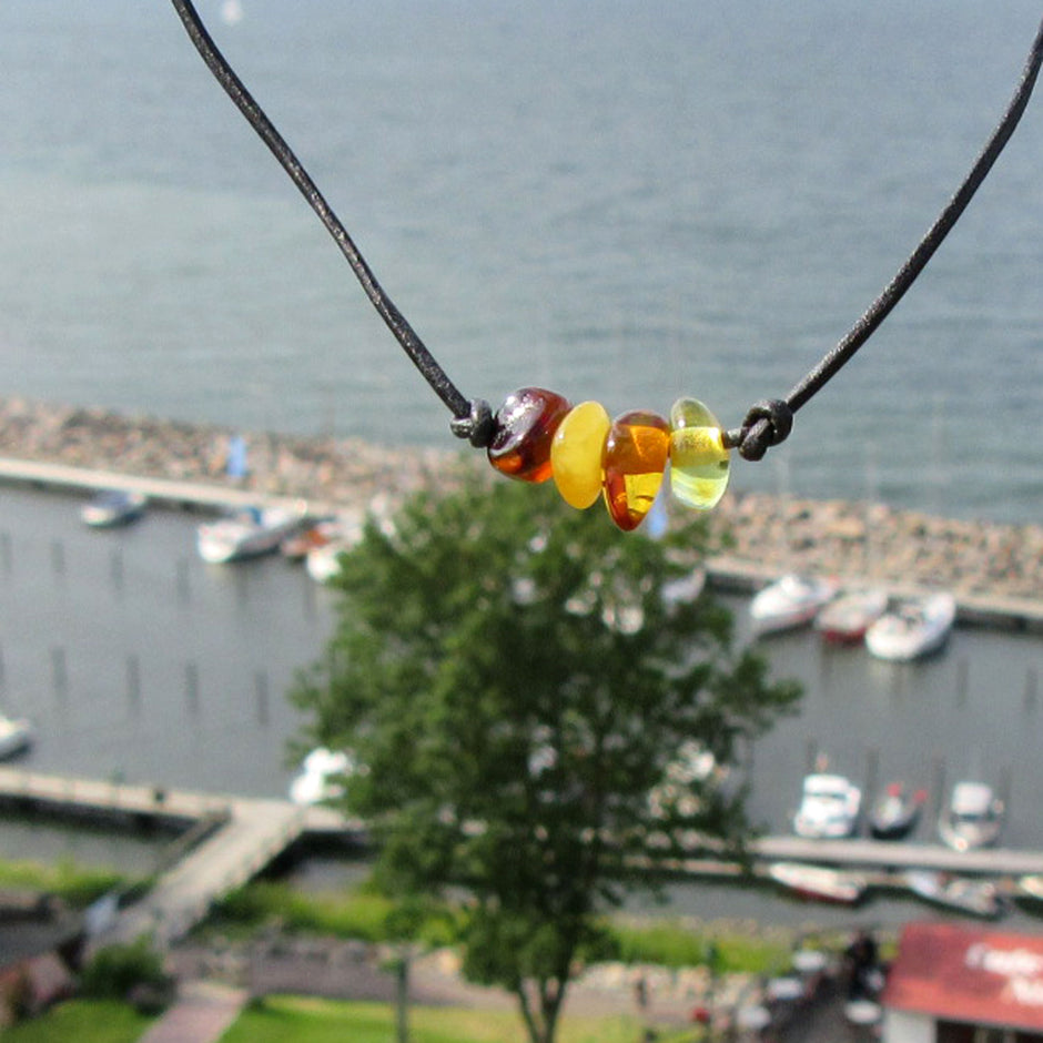 Schwarzes Ledercollier mit buntem Bernstein – Unikat