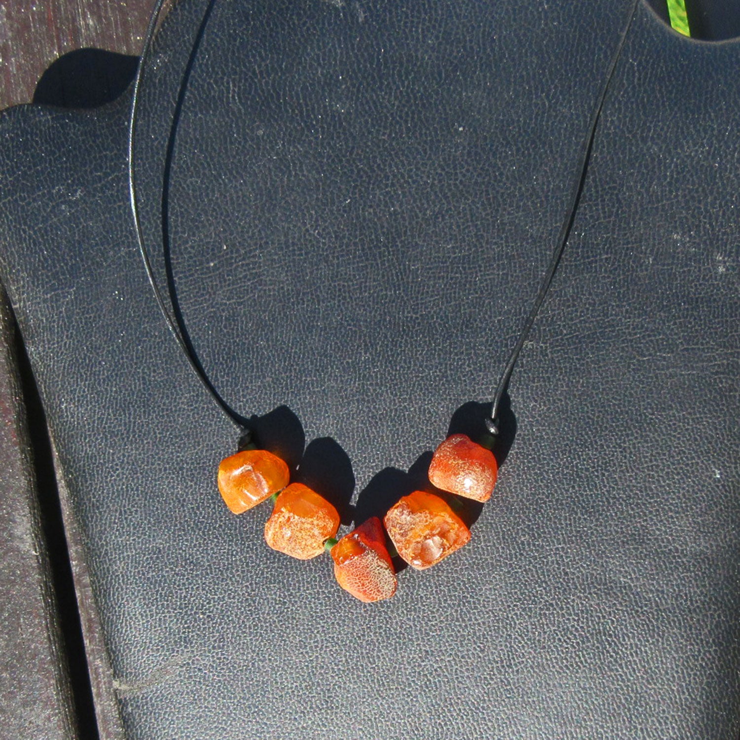 Collier mit 5 unpolierten Bernsteinen und Lederband