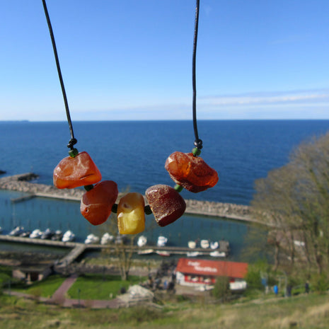 Collier mit 5 unpolierten Bernsteinen und Lederband