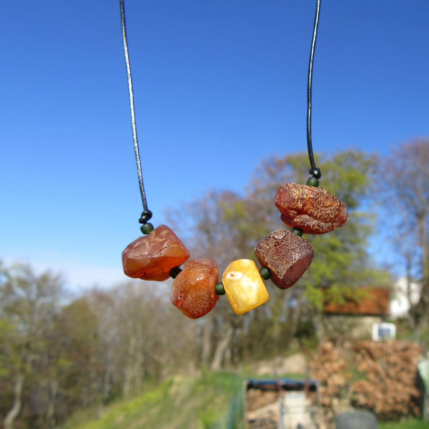 Collier mit 5 unpolierten Bernsteinen und Lederband