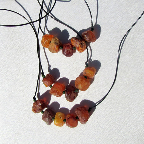 Collier mit 5 unpolierten Bernsteinen und Lederband