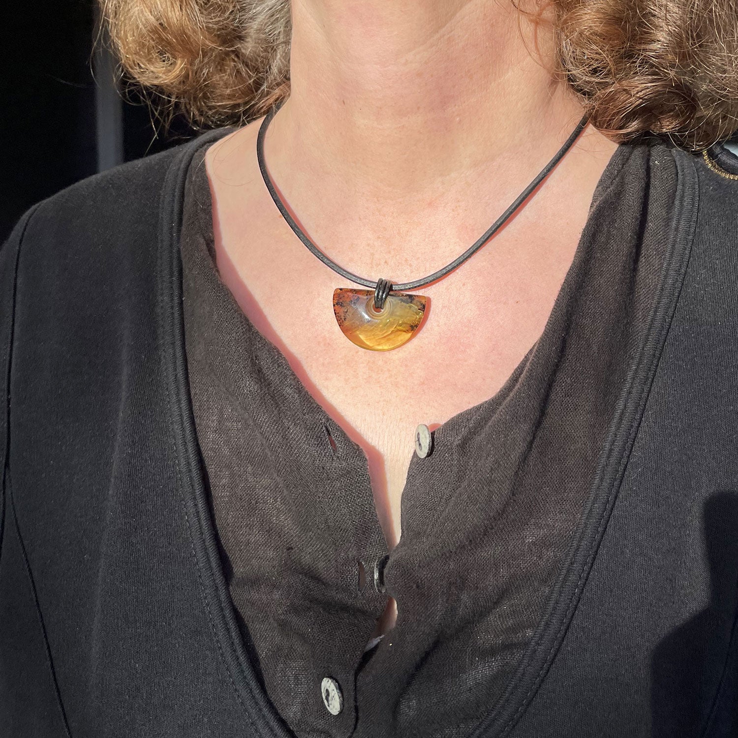 Ledercollier mit poliertem Bernstein im Halbkreis, Unikat