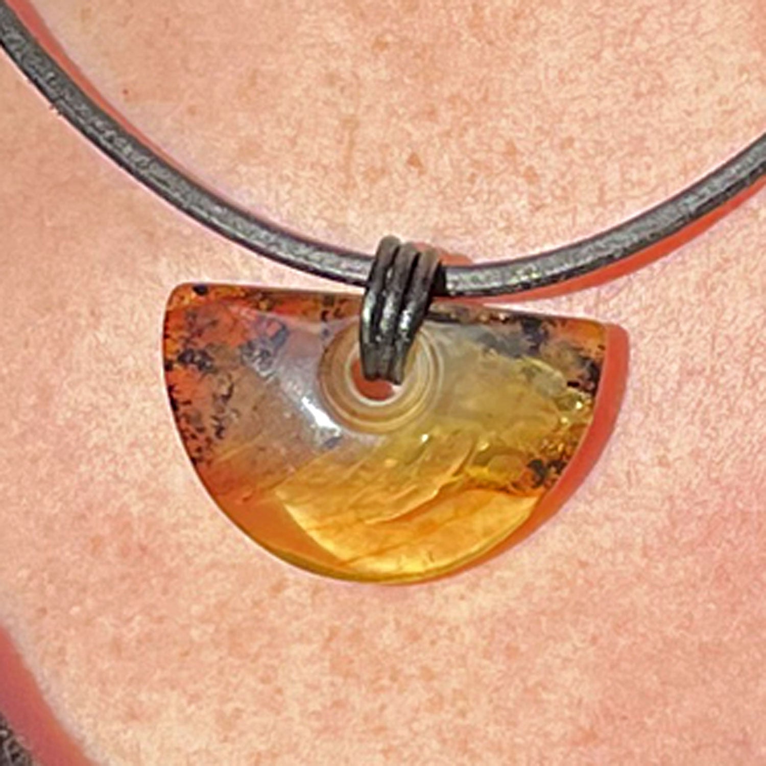 Ledercollier mit poliertem Bernstein im Halbkreis, Unikat