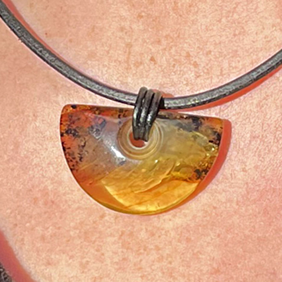 Ledercollier mit poliertem Bernstein im Halbkreis, Unikat