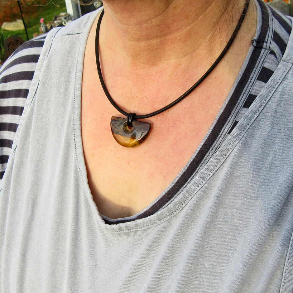 Ledercollier mit poliertem Bernstein im Halbkreis, Unikat