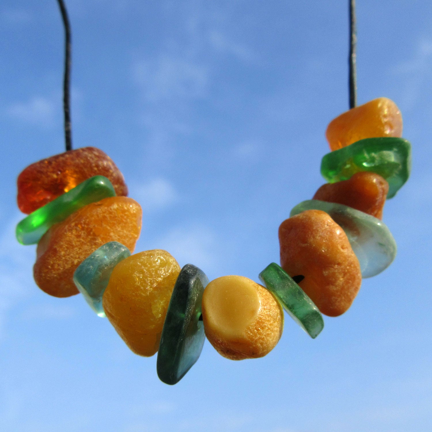 Feines Ledercollier aus Seeglas und Bernstein