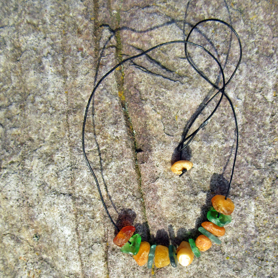 Feines Ledercollier aus Seeglas und Bernstein