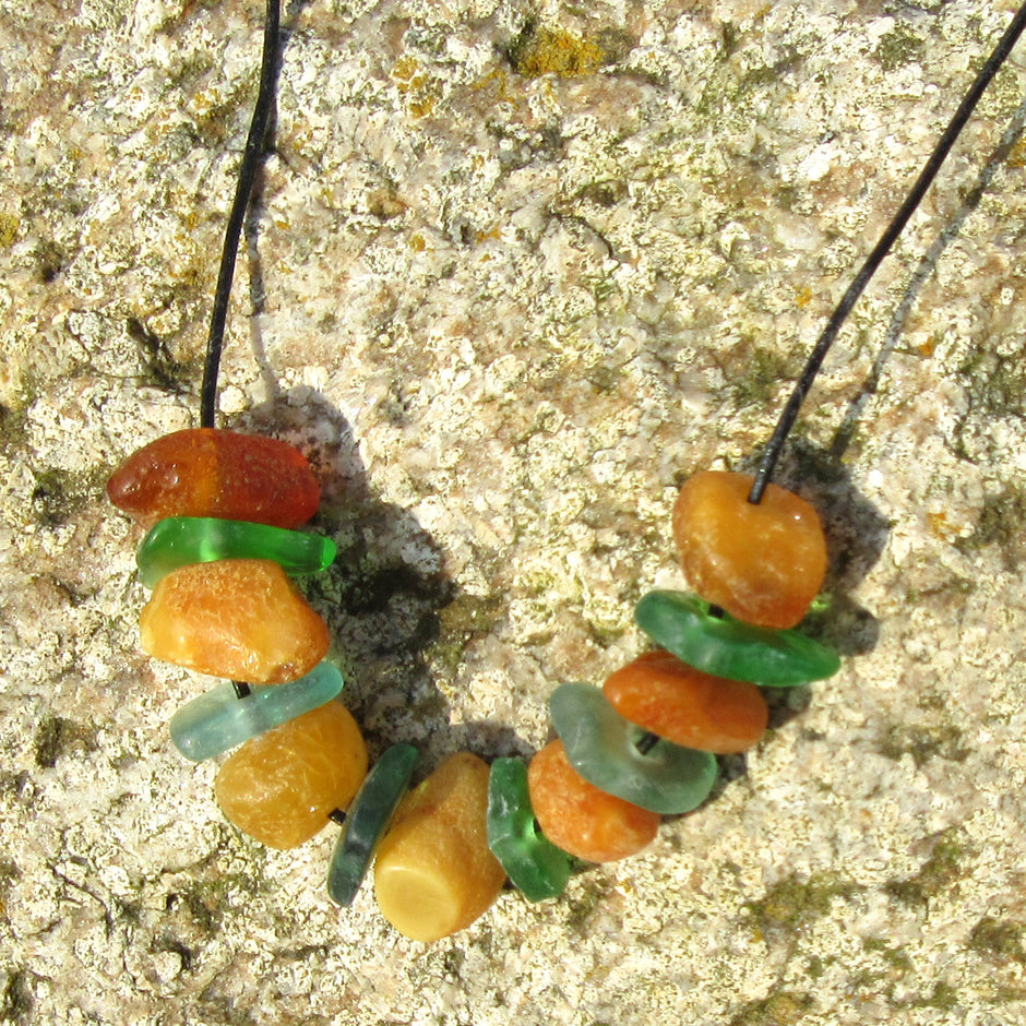 Feines Ledercollier aus Seeglas und Bernstein