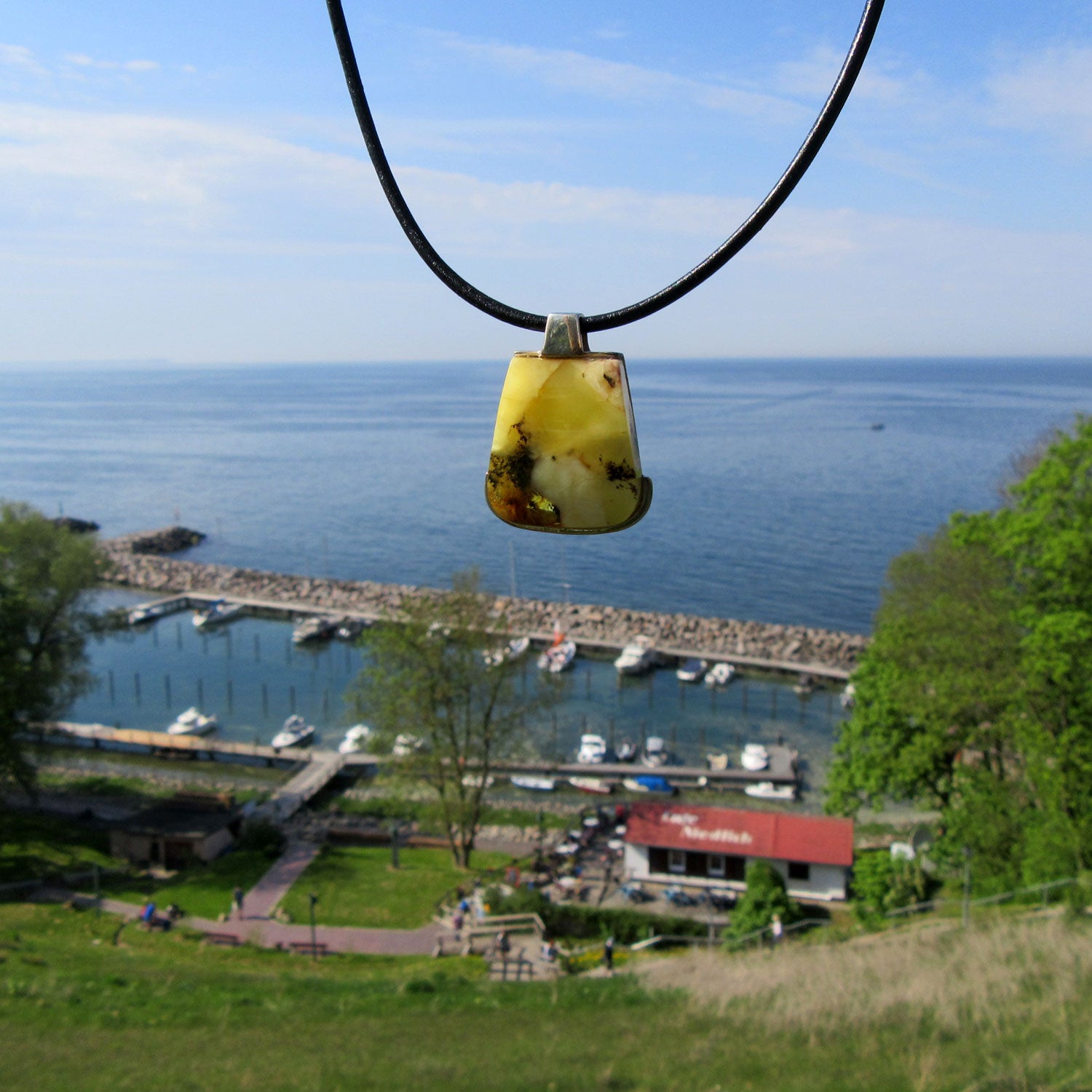 Edles Ledercollier mit einzigartigem Bernstein in Silber