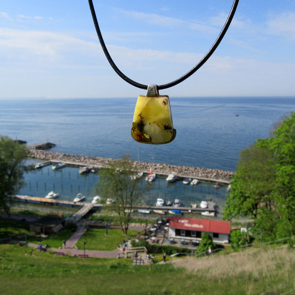 Edles Ledercollier mit einzigartigem Bernstein in Silber