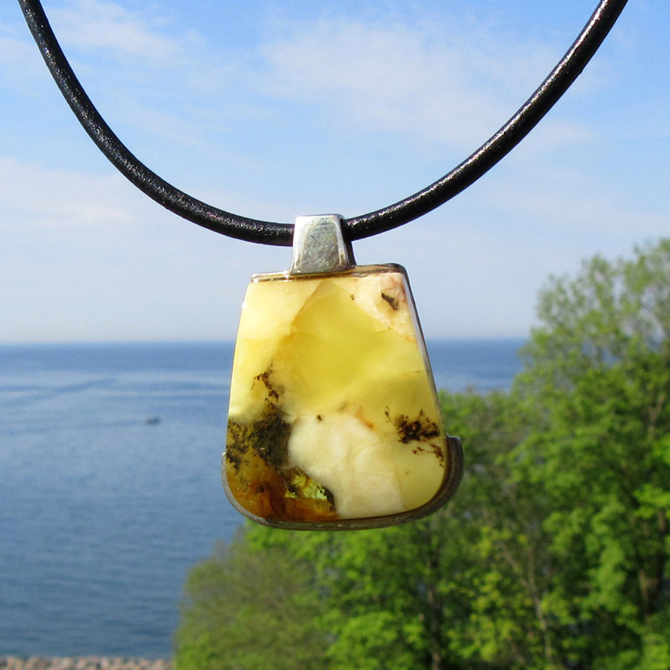 Edles Ledercollier mit einzigartigem Bernstein in Silber