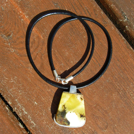 Edles Ledercollier mit einzigartigem Bernstein in Silber