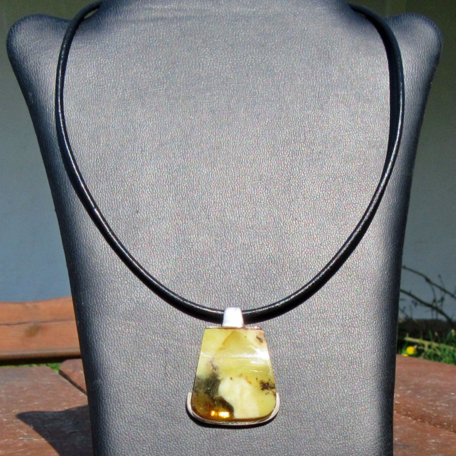 Edles Ledercollier mit einzigartigem Bernstein in Silber