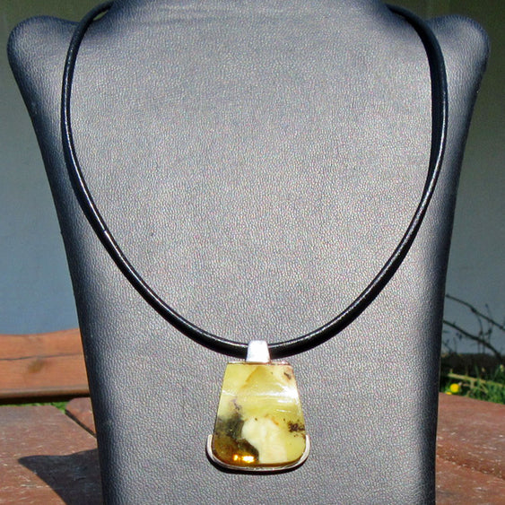 Edles Ledercollier mit einzigartigem Bernstein in Silber