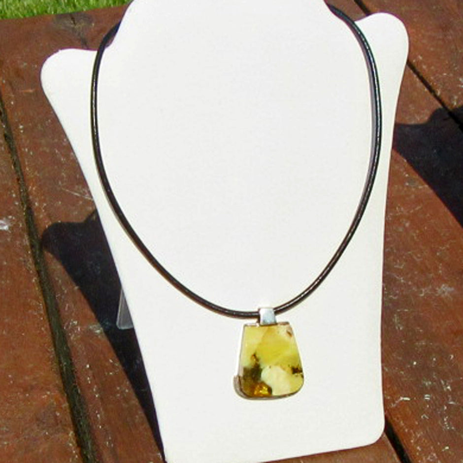 Edles Ledercollier mit einzigartigem Bernstein in Silber