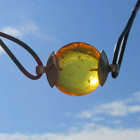 Elegantes Collier aus Leder und Silber mit Bernsteinscheibe