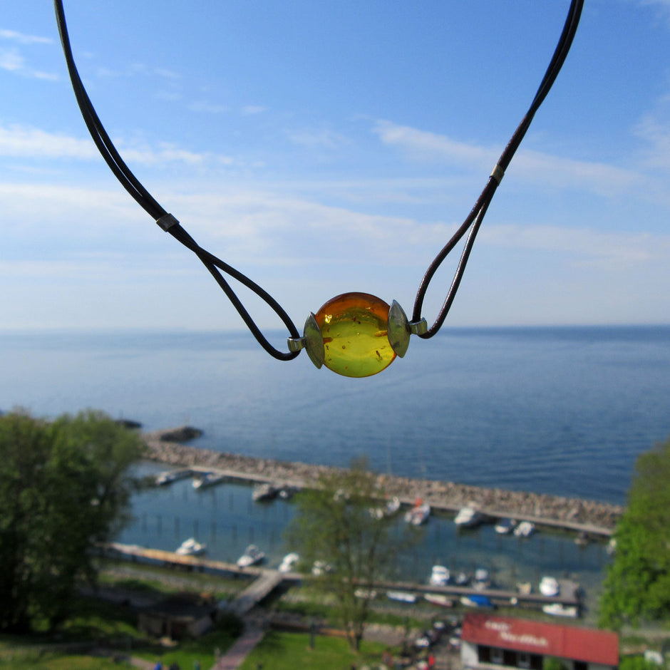 Elegantes Collier aus Leder und Silber mit Bernsteinscheibe