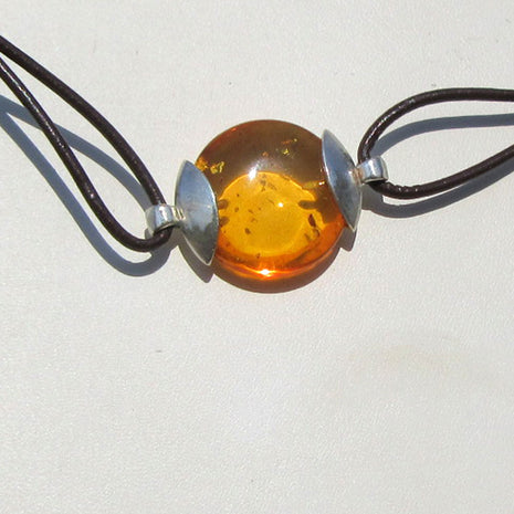 Elegantes Collier aus Leder und Silber mit Bernsteinscheibe