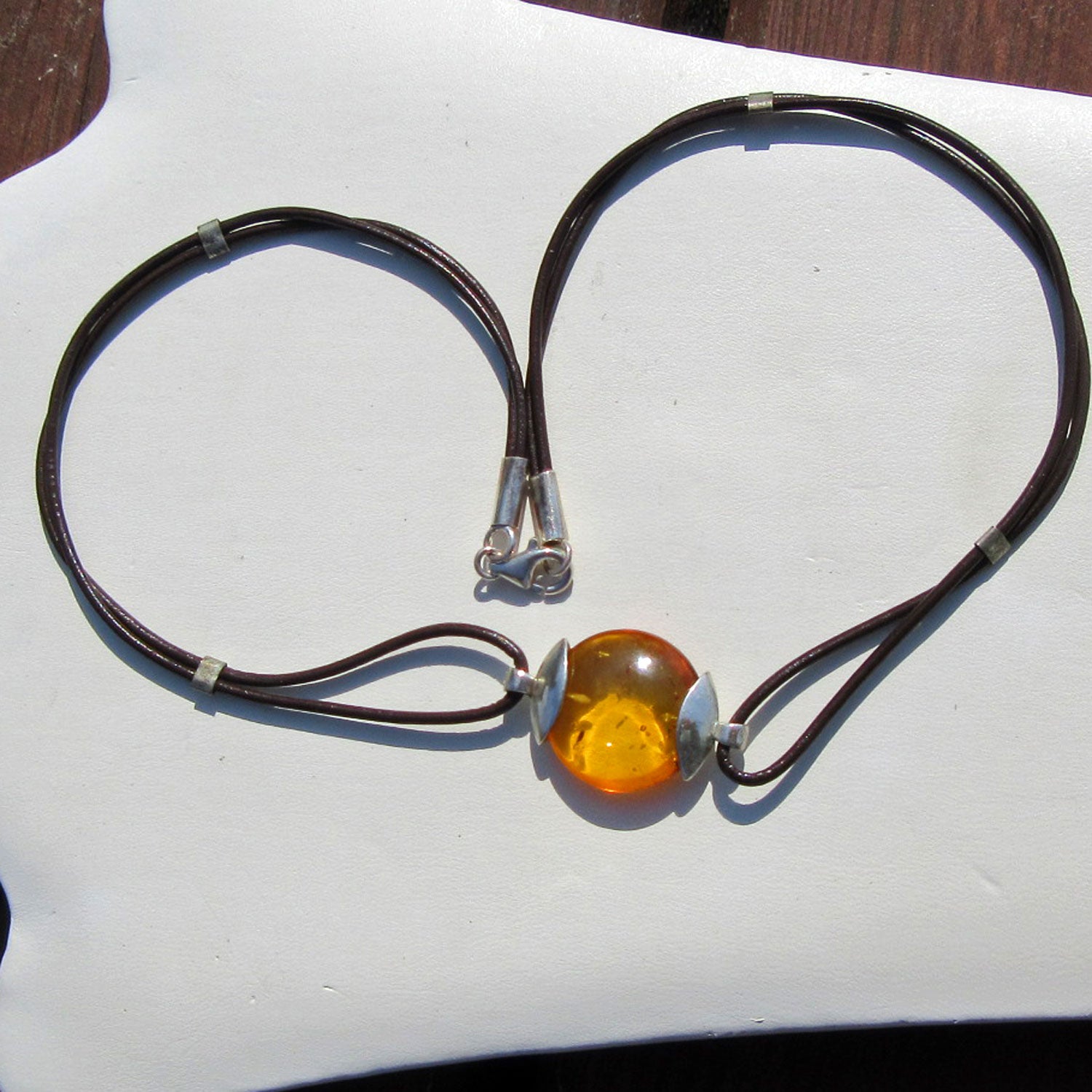 Elegantes Collier aus Leder und Silber mit Bernsteinscheibe