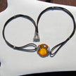Elegantes Collier aus Leder und Silber mit Bernsteinscheibe