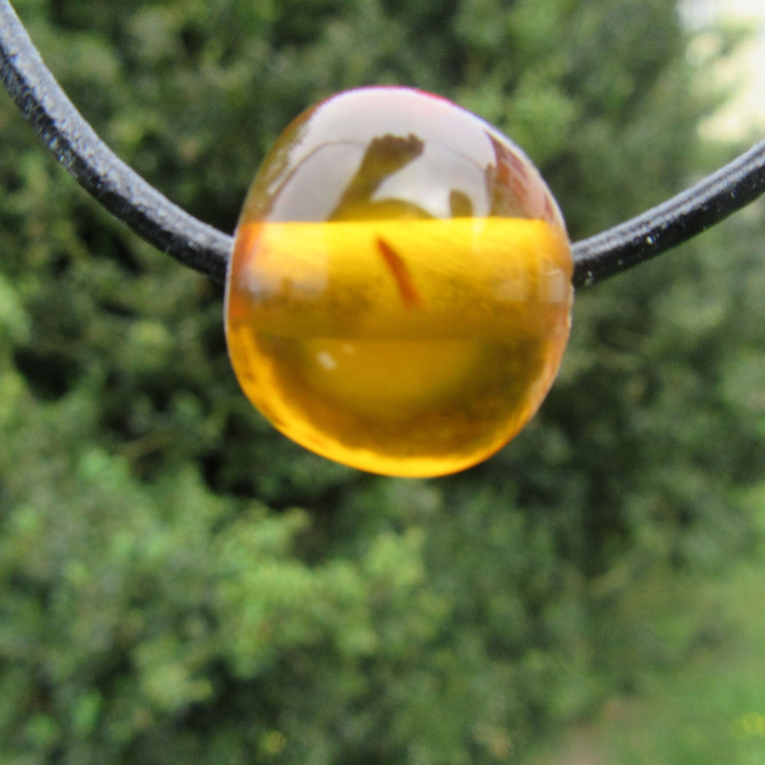 Ledercollier mit kognacfarbener Bernsteinperle, Unikat