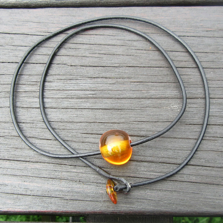 Ledercollier mit kognacfarbener Bernsteinperle, Unikat
